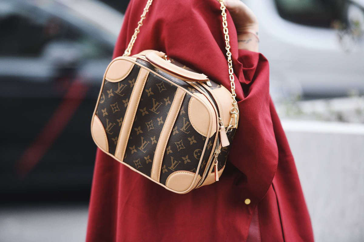 borsa Louis Vuitton logo a tracolla su cappotto rosso