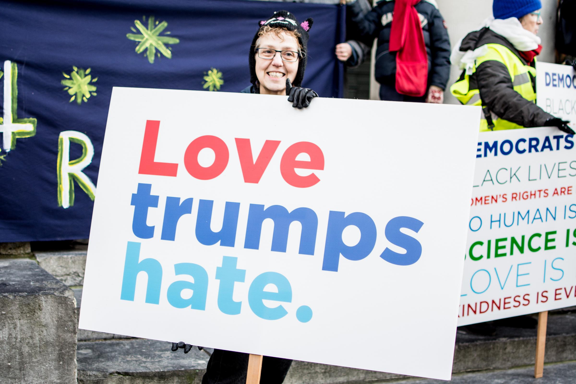 Le donne anti-Trump dopo la marcia: ora lo sciopero generale