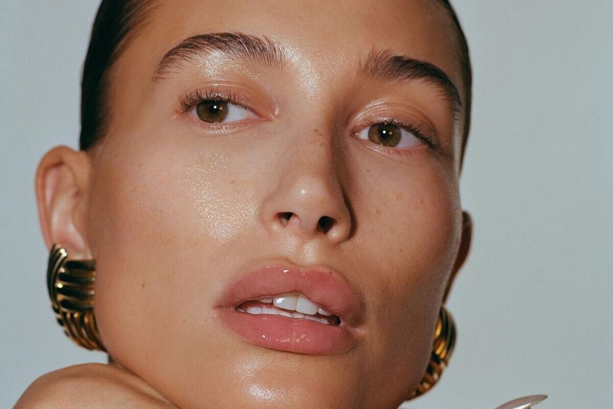 Scatto viso di Hailey Bieber pelle radiosa - Migliori fondotinta luminosi