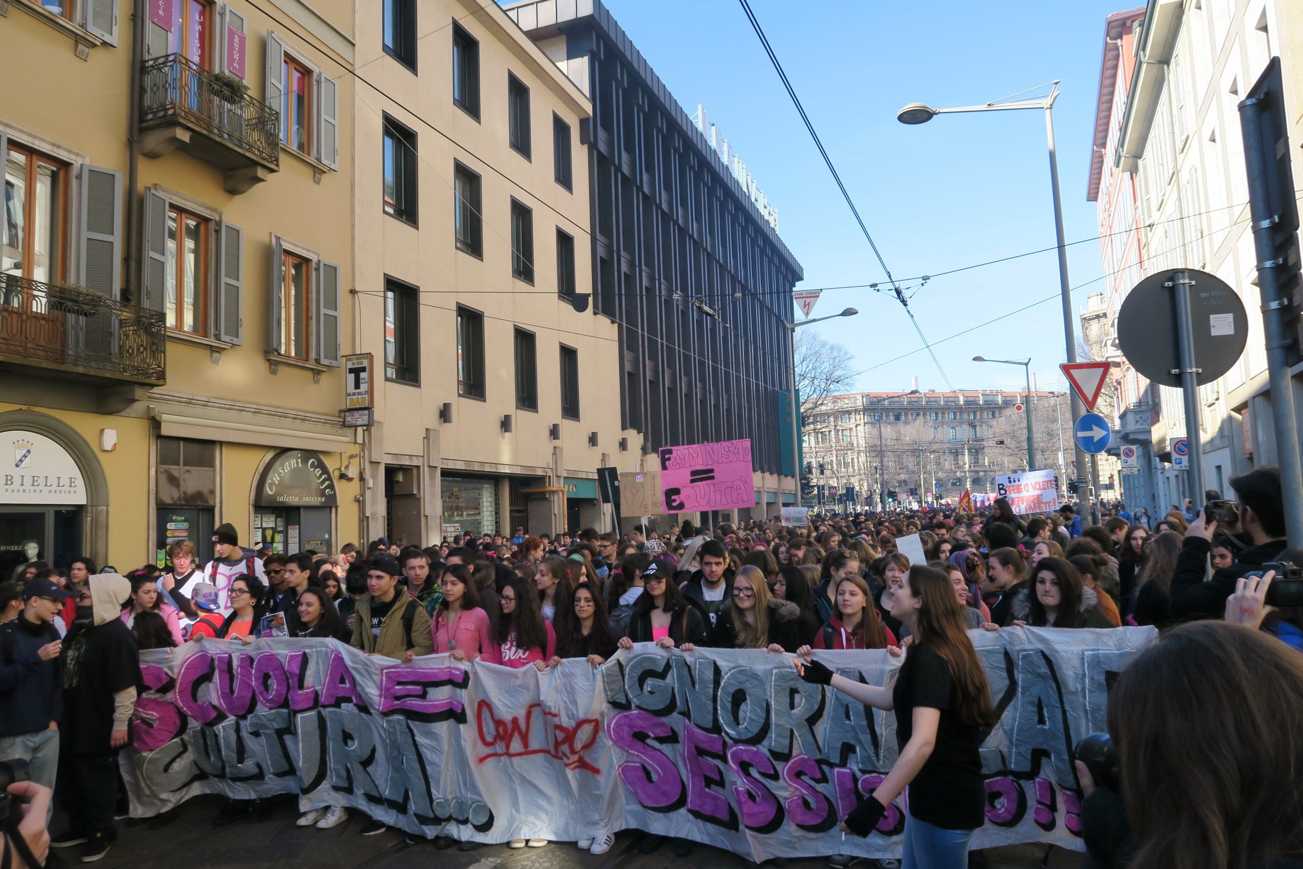 Manifestazione 8 marzo a Milano, studenti e lavoratori in piazza per i diritti delle donne