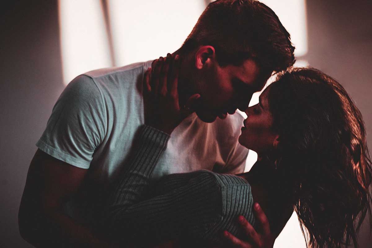 uomo e donna si baciano