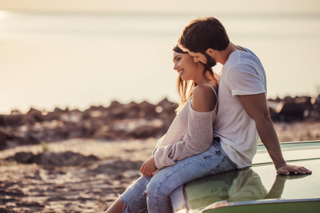 Un ragazzo e una ragazza seduti insieme