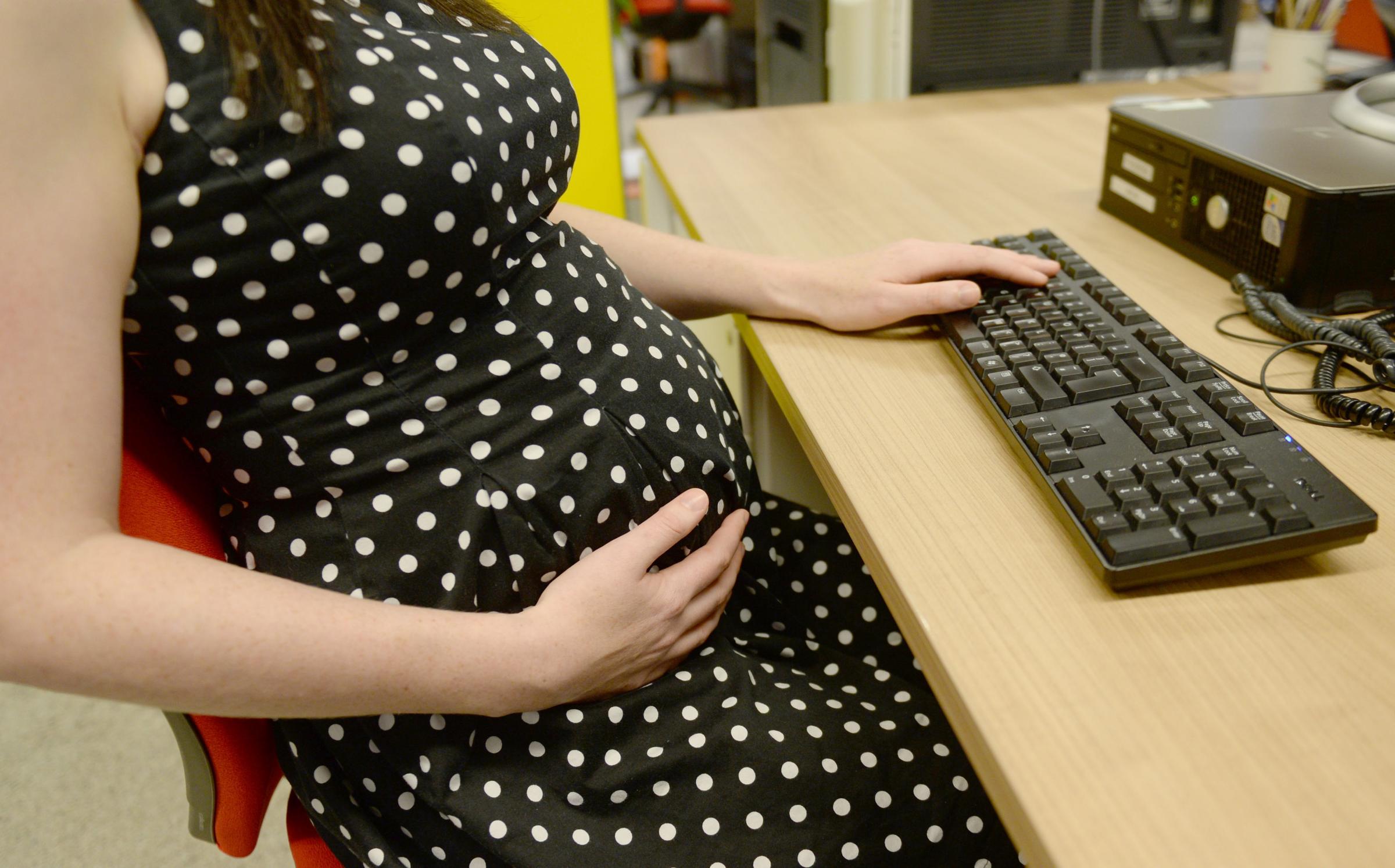 Treviso, donna incinta al lavoro: “O paghi una sostituta o ti licenzi”