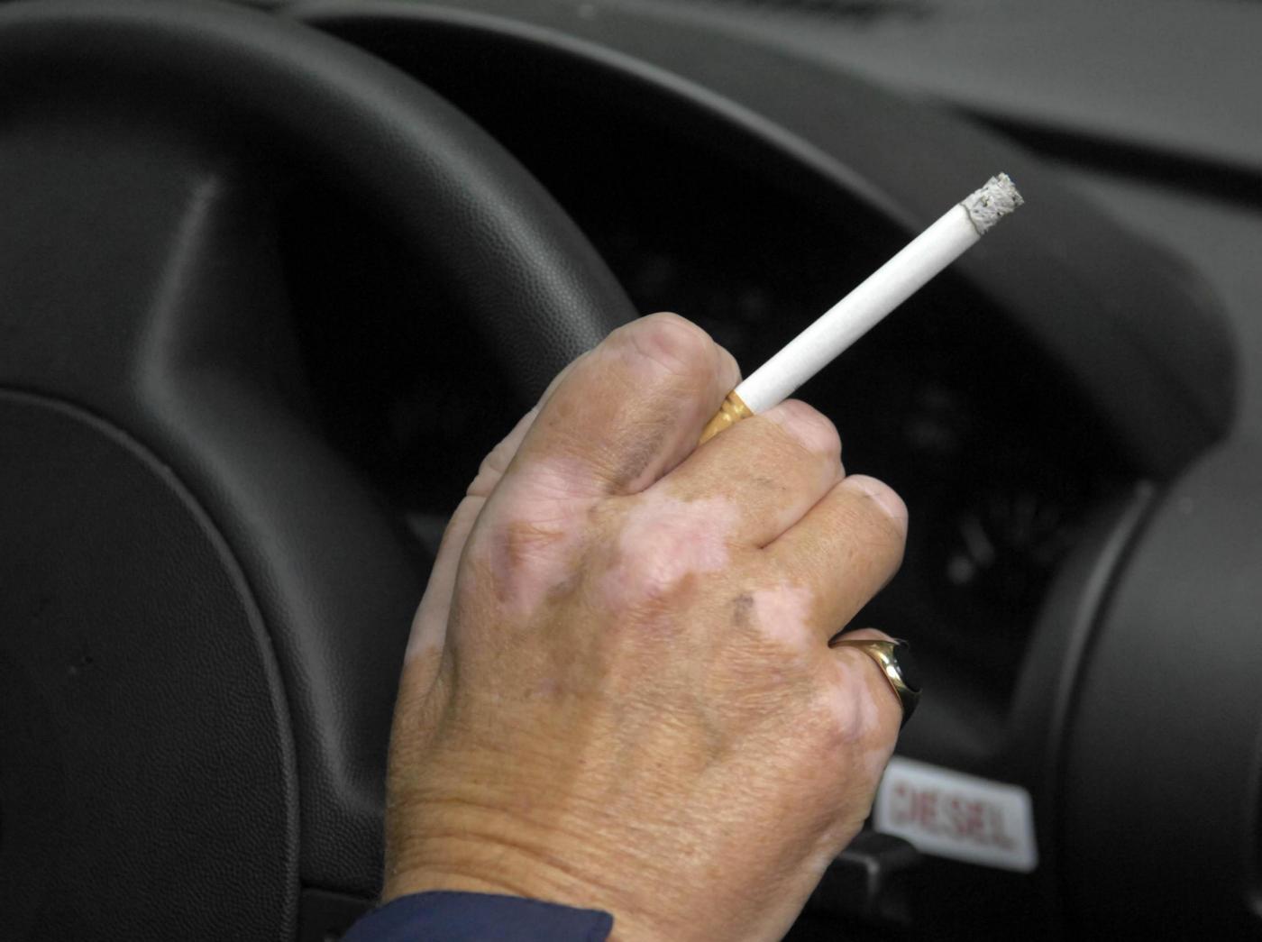Fumo in auto, mamma fumatrice multata con il figlio in macchina