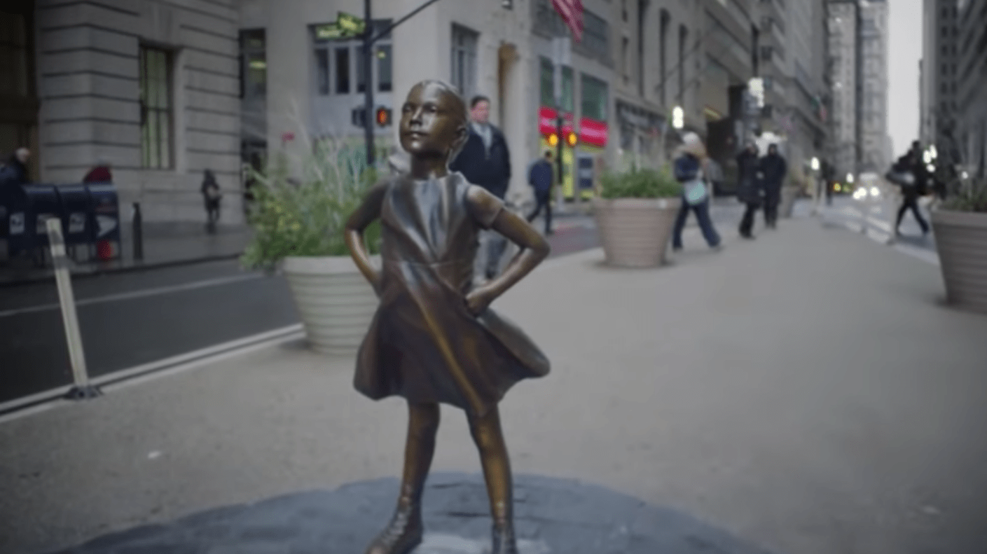 Festa della donna: una statua apparsa nella notte di fronte al Toro di Wall Street