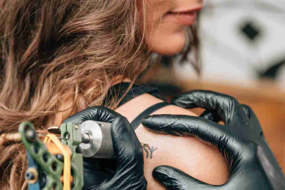 Tatuaggi frasi in greco: le idee più belle per tattoos affascinanti e profondi [FOTO]