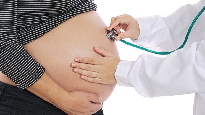 Mononucleosi in gravidanza: sintomi, rischi, contagio e conseguenze