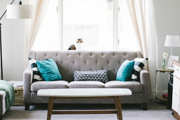 Come pulire il divano in tessuto: i rimedi naturali e non