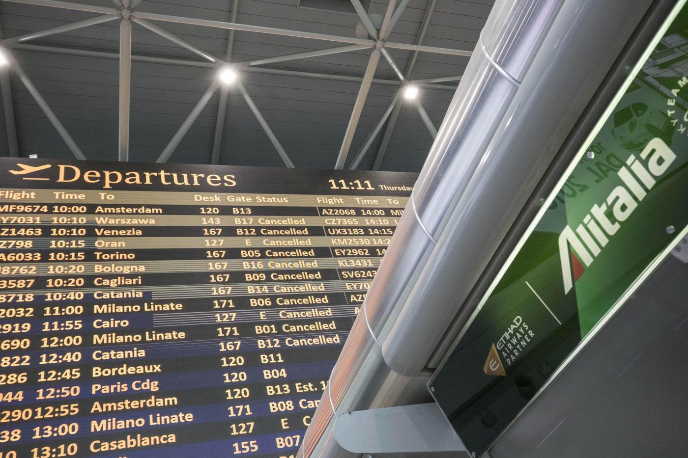 Caso Alitalia, voli e biglietti: cosa succede? Informazioni su cancellazioni e stop