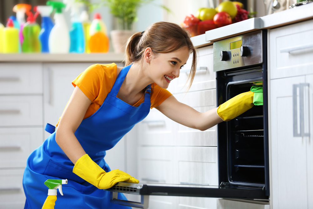 Come pulire il forno in modo naturale: i rimedi fai da te più efficaci