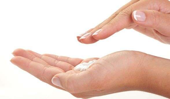 Dermatite delle mani, cause e rimedi [FOTO]