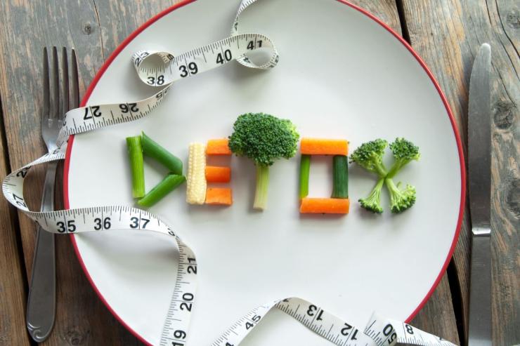 piatto con scritta detox