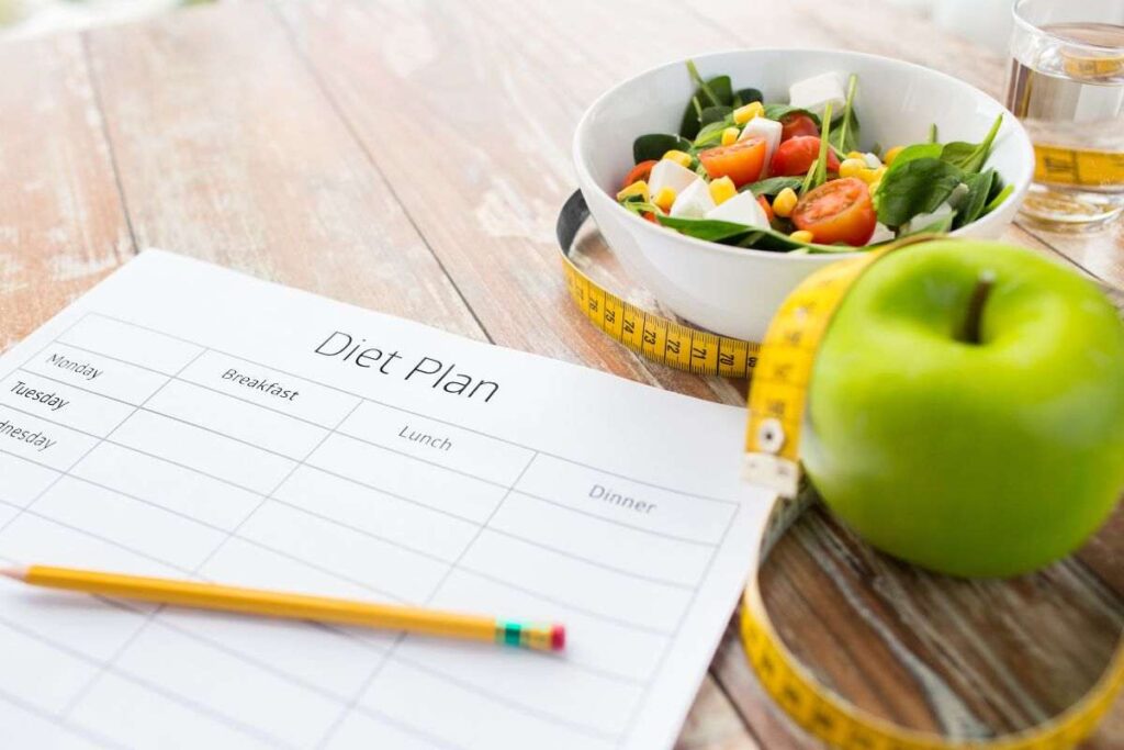 foglio con scritto "diet plan" e frutta