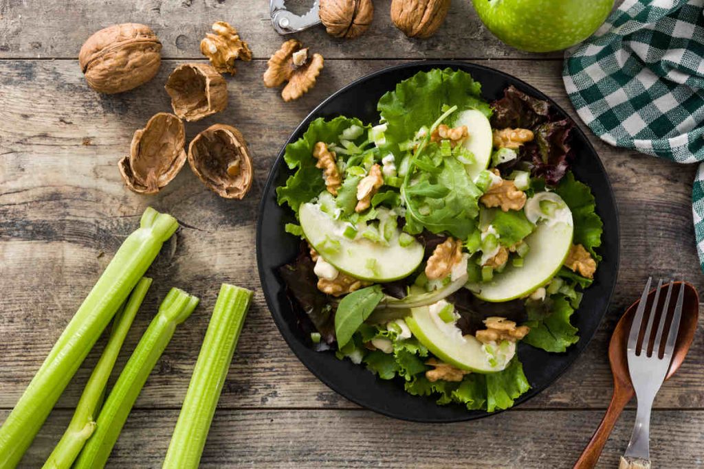 piatto di insalata con pere, noci e sedano