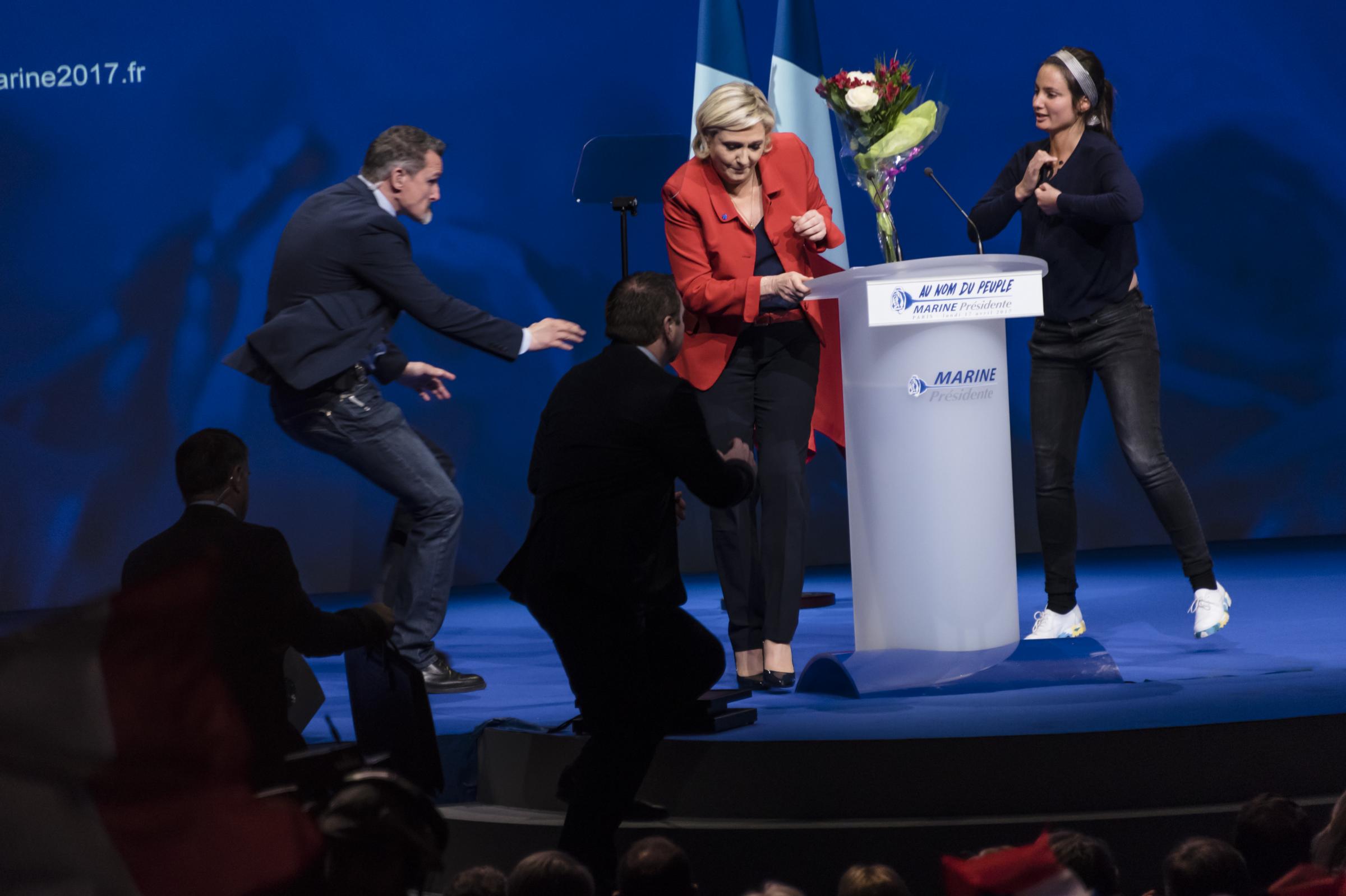 Marine Le Pen, il comizio finisce con gli scontri: aggredito deputato