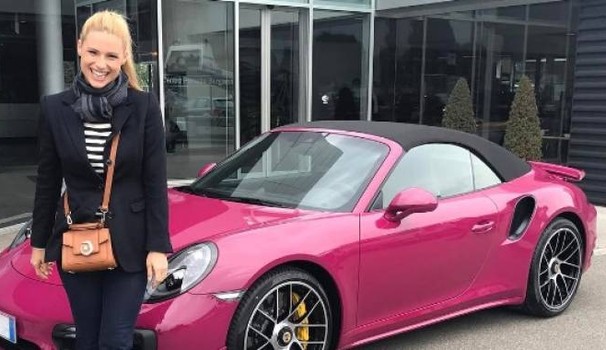 Michelle Hunziker toglie dai social la foto della sua Porsche rosa: troppe critiche