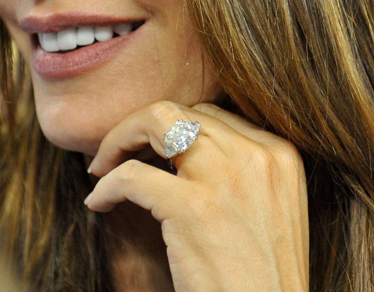 Gli anelli di fidanzamento più costosi delle celebrità che ci hanno fatto sognare