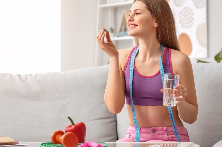 ragazza seduta sul divano che mangia