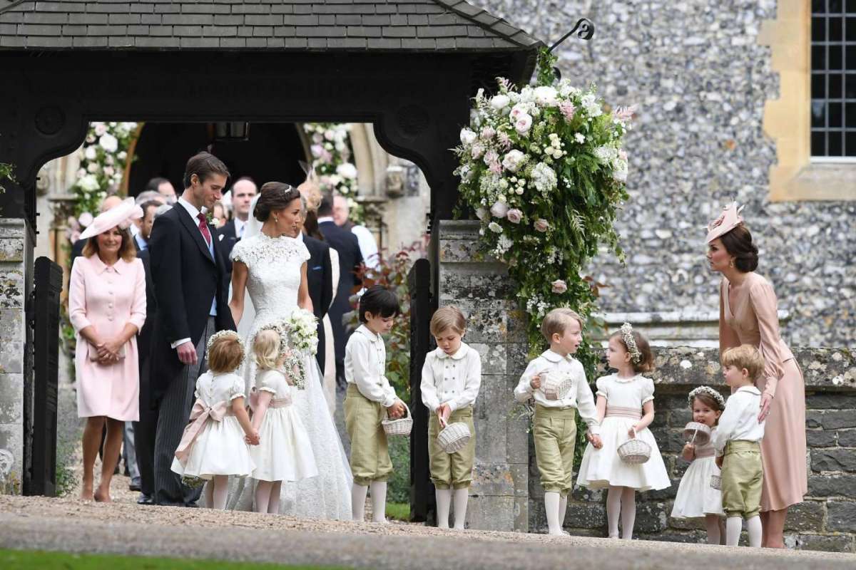 Kate Middleton al matrimonio di Pippa: le foto con la sposa e con i figli George e Charlotte