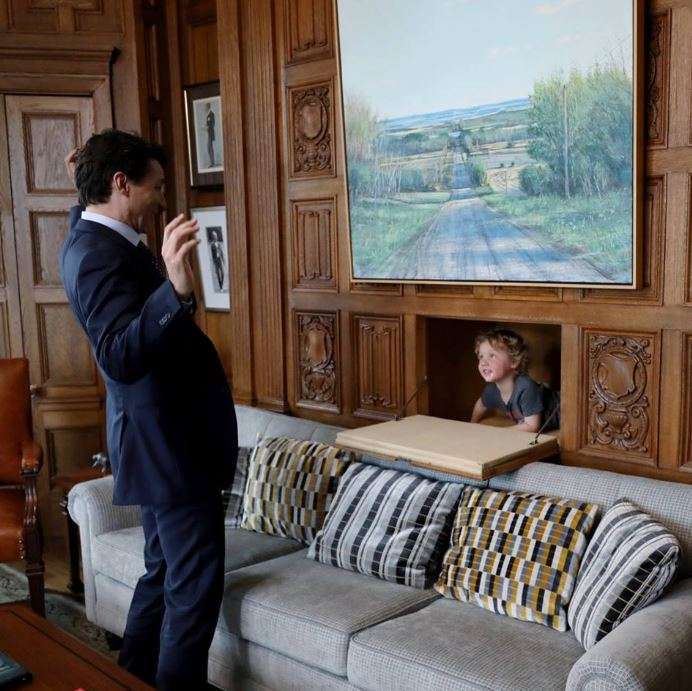 Justin Trudeau papà modello, le foto con il figlio fanno il giro del mondo