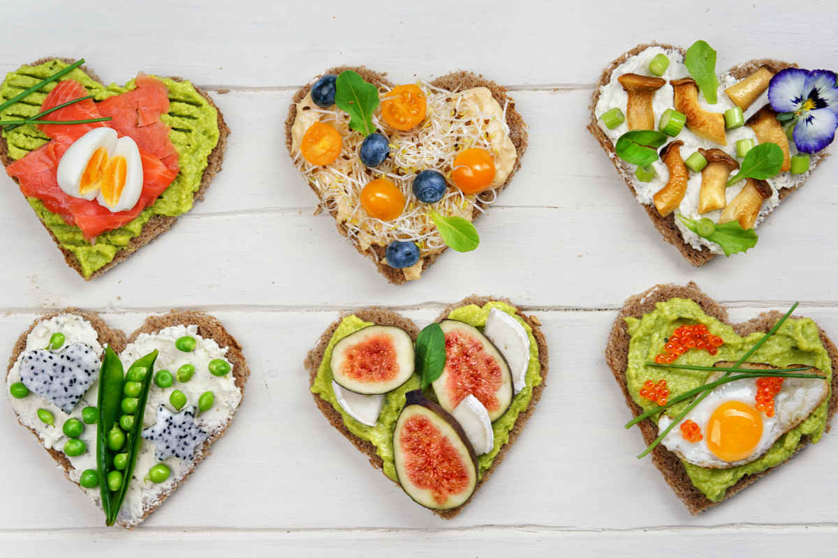 tartine miste a forma di cuore per la festa della mamma