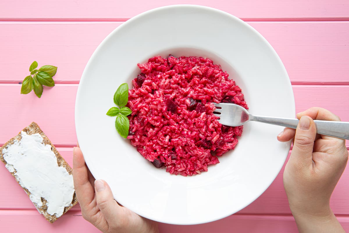 primi piatti risotto rosa alla barbabietola con basilico fresco