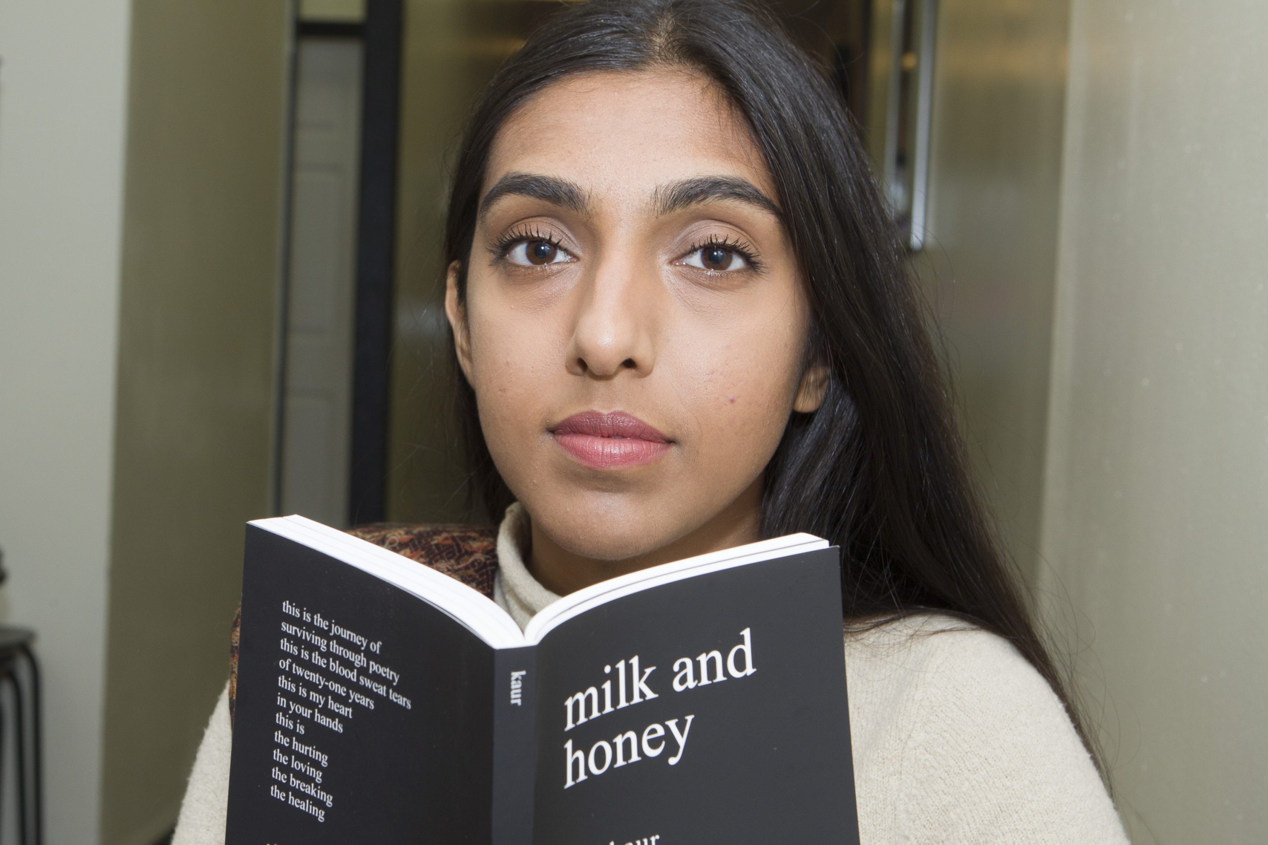 Chi è Rupi Kaur, l’Instapoet contro la violenza sessuale