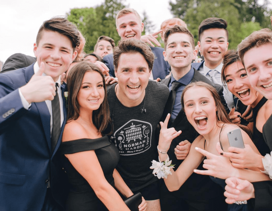 Justin Trudeau e la festa del diploma: fa l’imbucato d’onore e il web lo adora sempre di più
