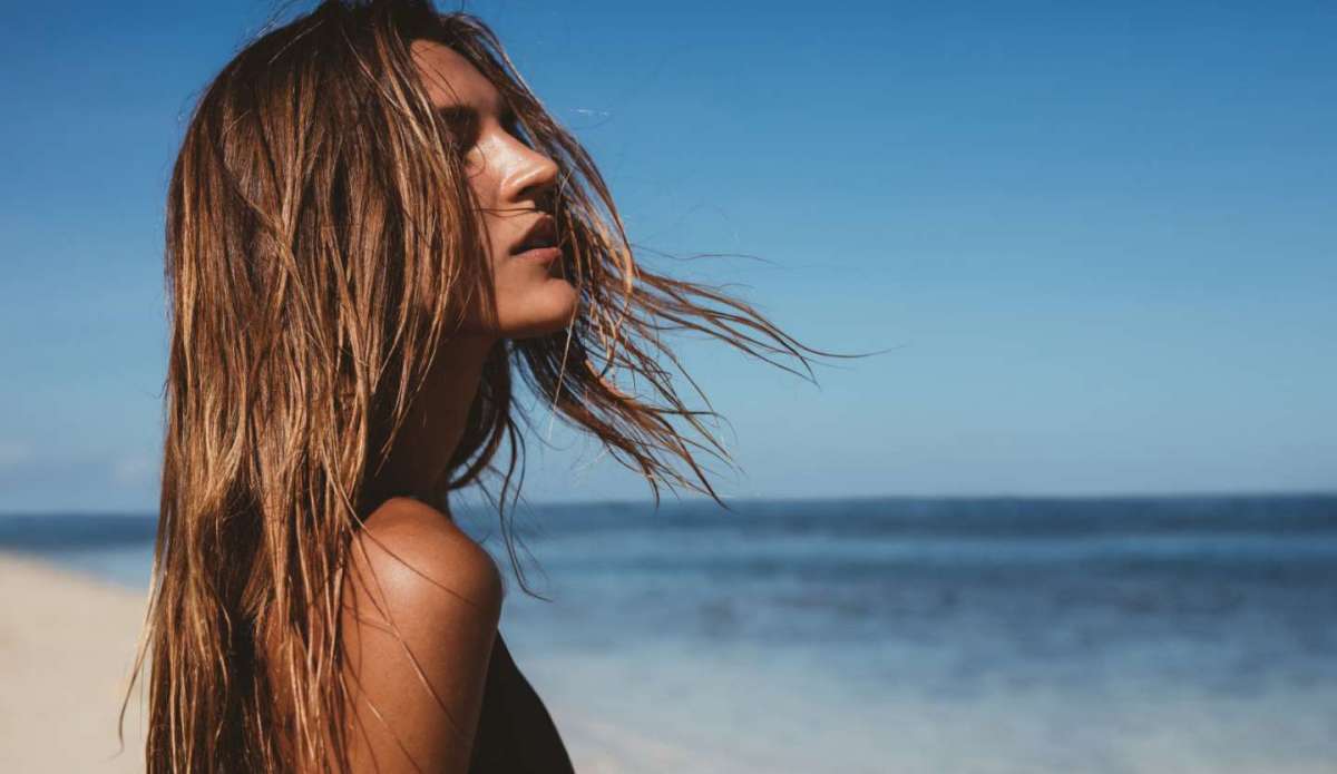 Come proteggere i capelli dal sole e dal mare: i rimedi e i prodotti