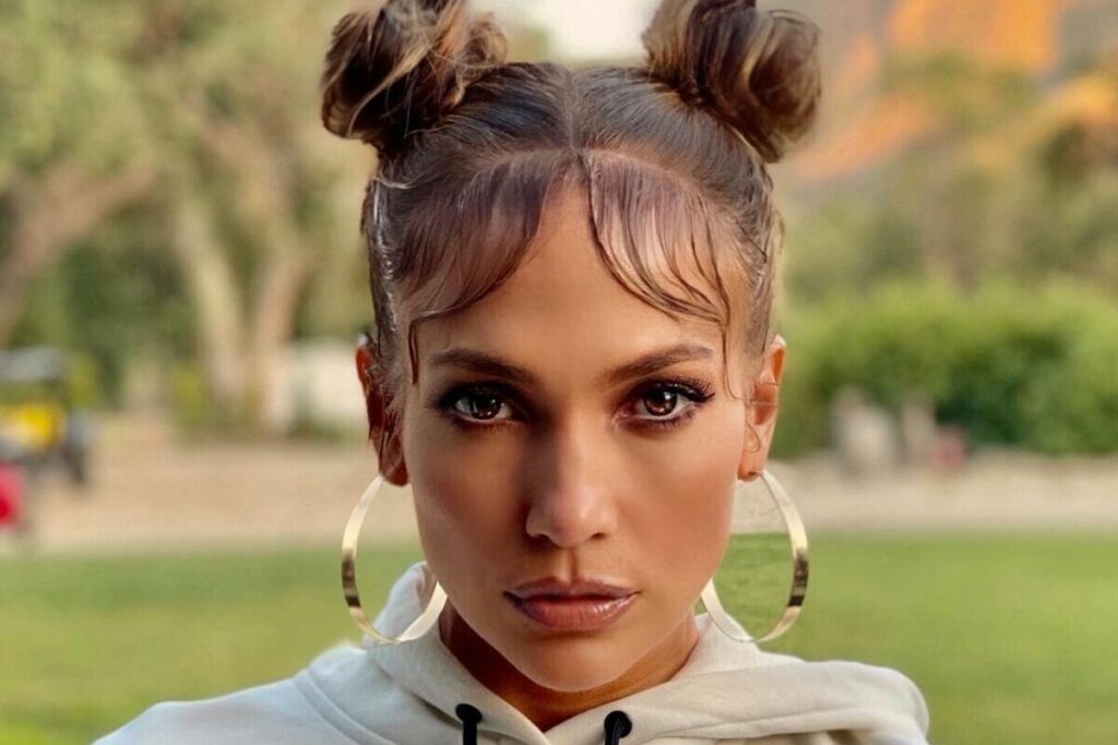 Jennifer Lopez con space buns-idee acconciature estive facili