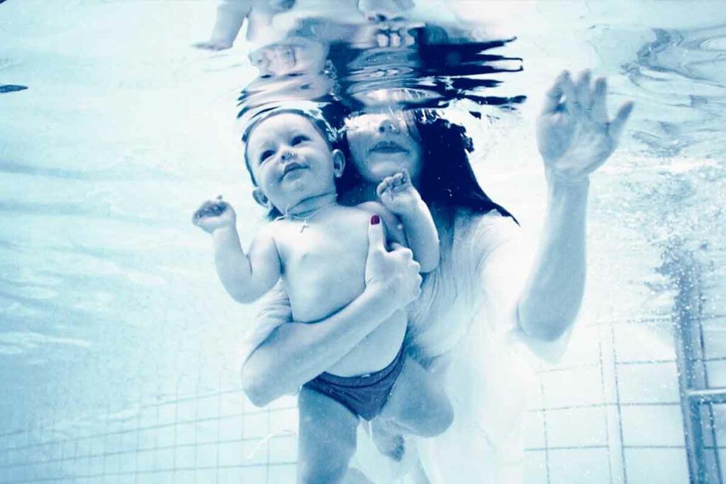 madre e neonato in piscina