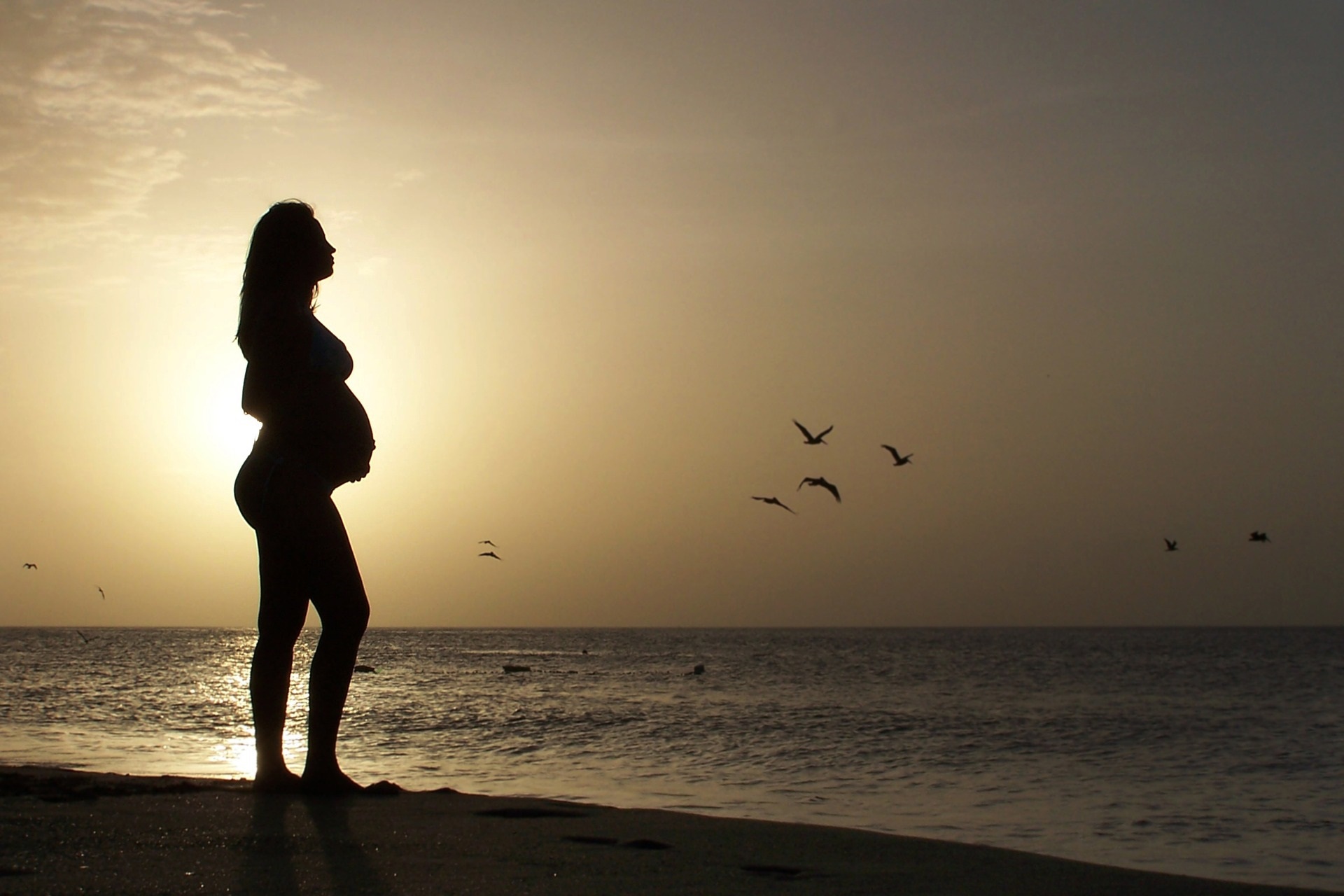 Al mare in gravidanza: consigli per fare il bagno e prendere il sole