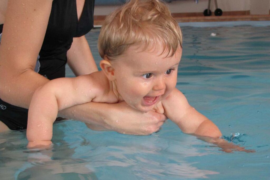 neonato in piscina