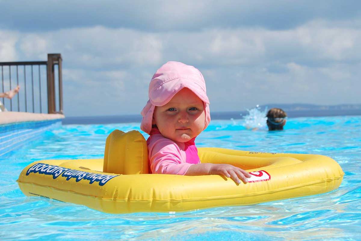 neonata in piscina