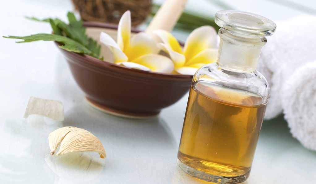 Olio di monoi: le proprietà e i benefici per pelle e capelli