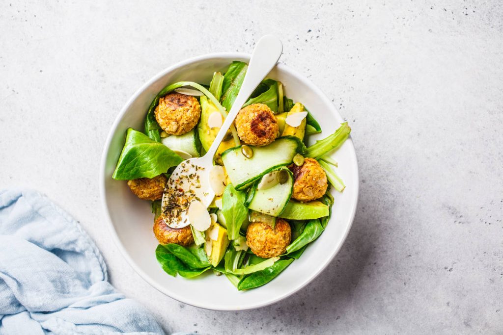 Piatto con verdure e polpette