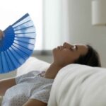 Donna che si sente male con il caldo a causa della bassa pressione