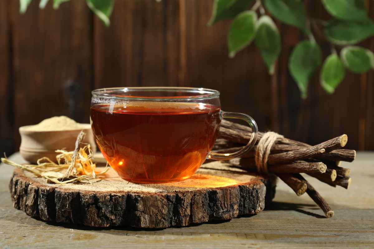 Tisana alla liquirizia in tazza di vetro