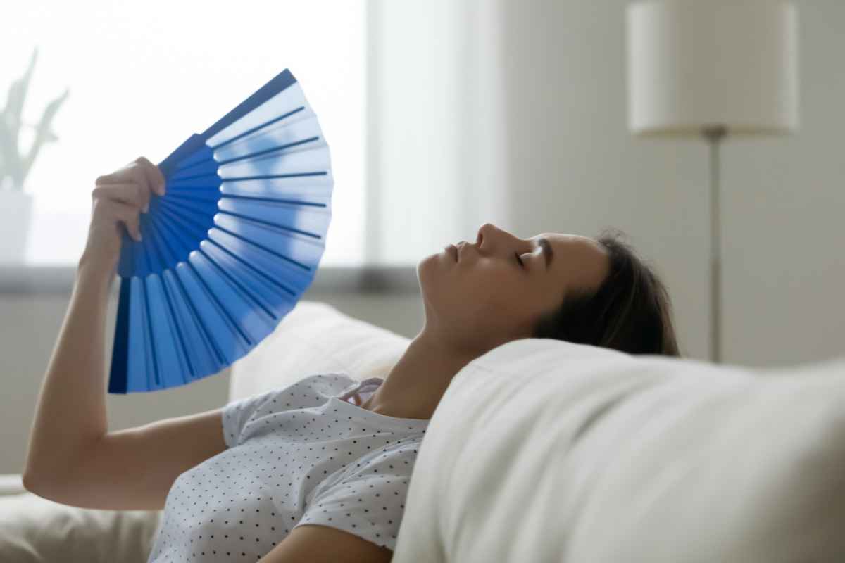 Donna che si sente male con il caldo a causa della bassa pressione