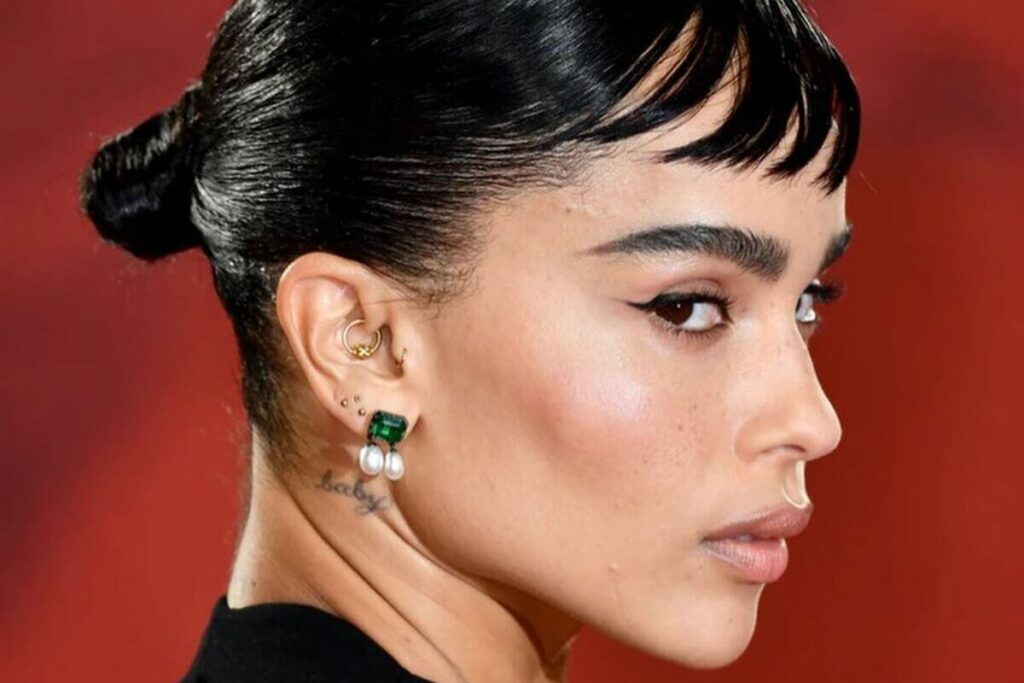 Zoe Isabella Kravitz con frangetta e chignon basso-idee acconciature estive facili