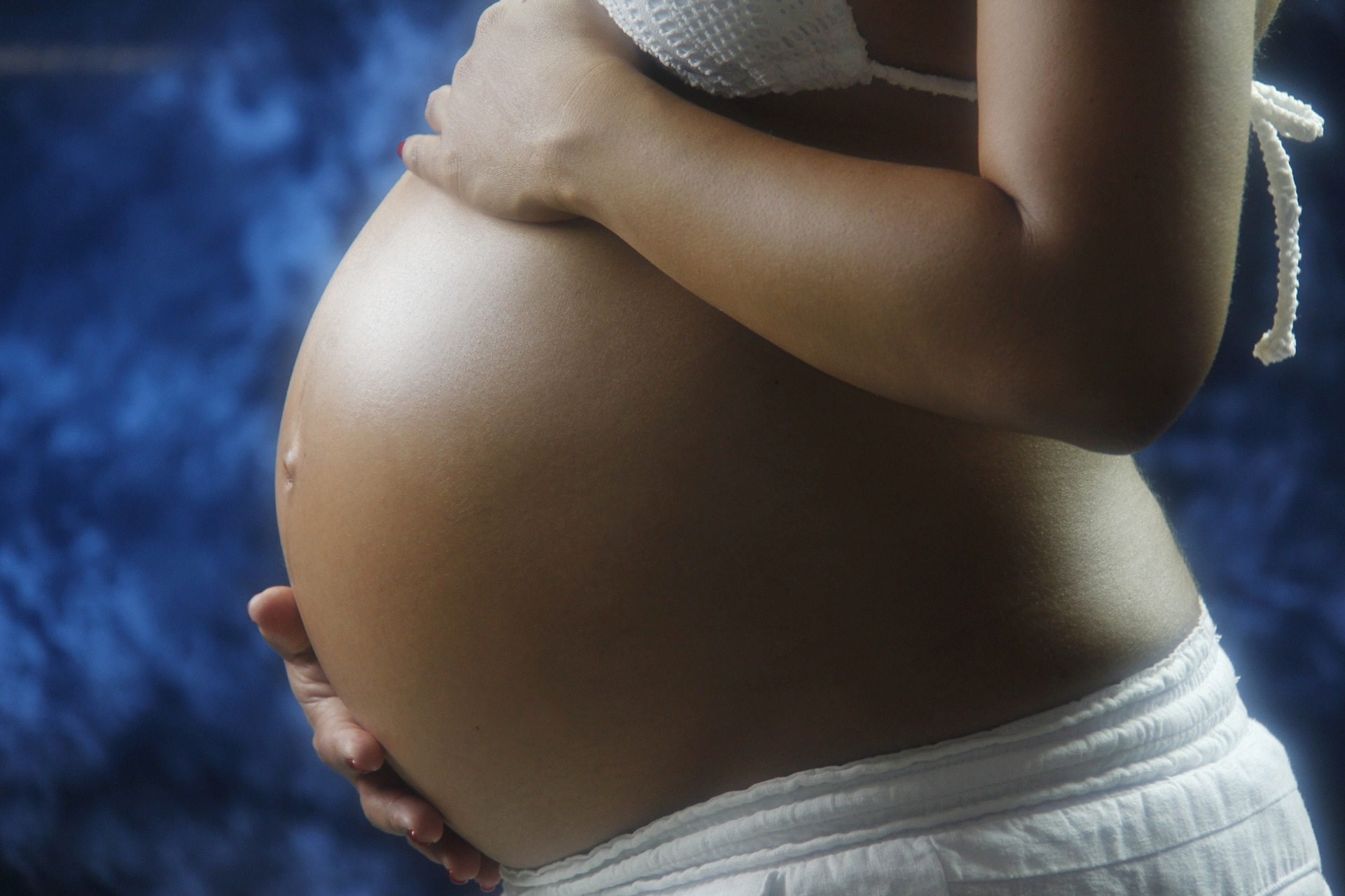 Abbronzatura spray in gravidanza: permessa o vietata?