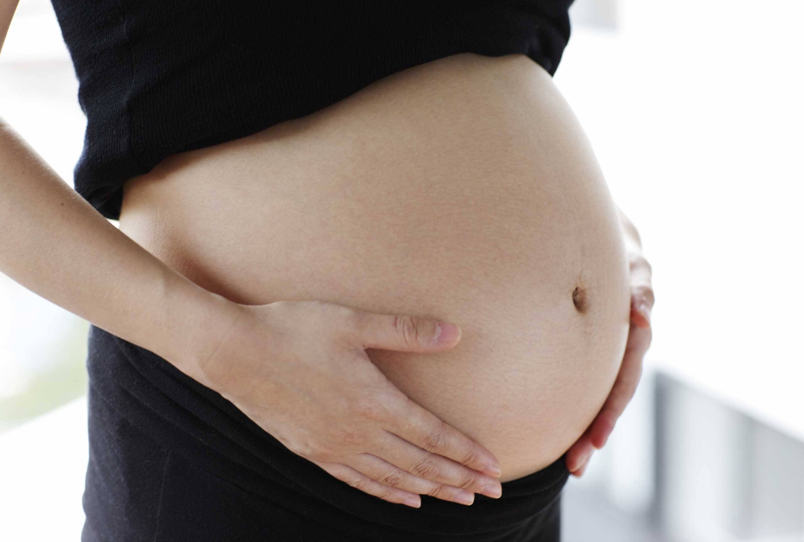 Dolore all'ombelico in gravidanza: cause e cosa fare