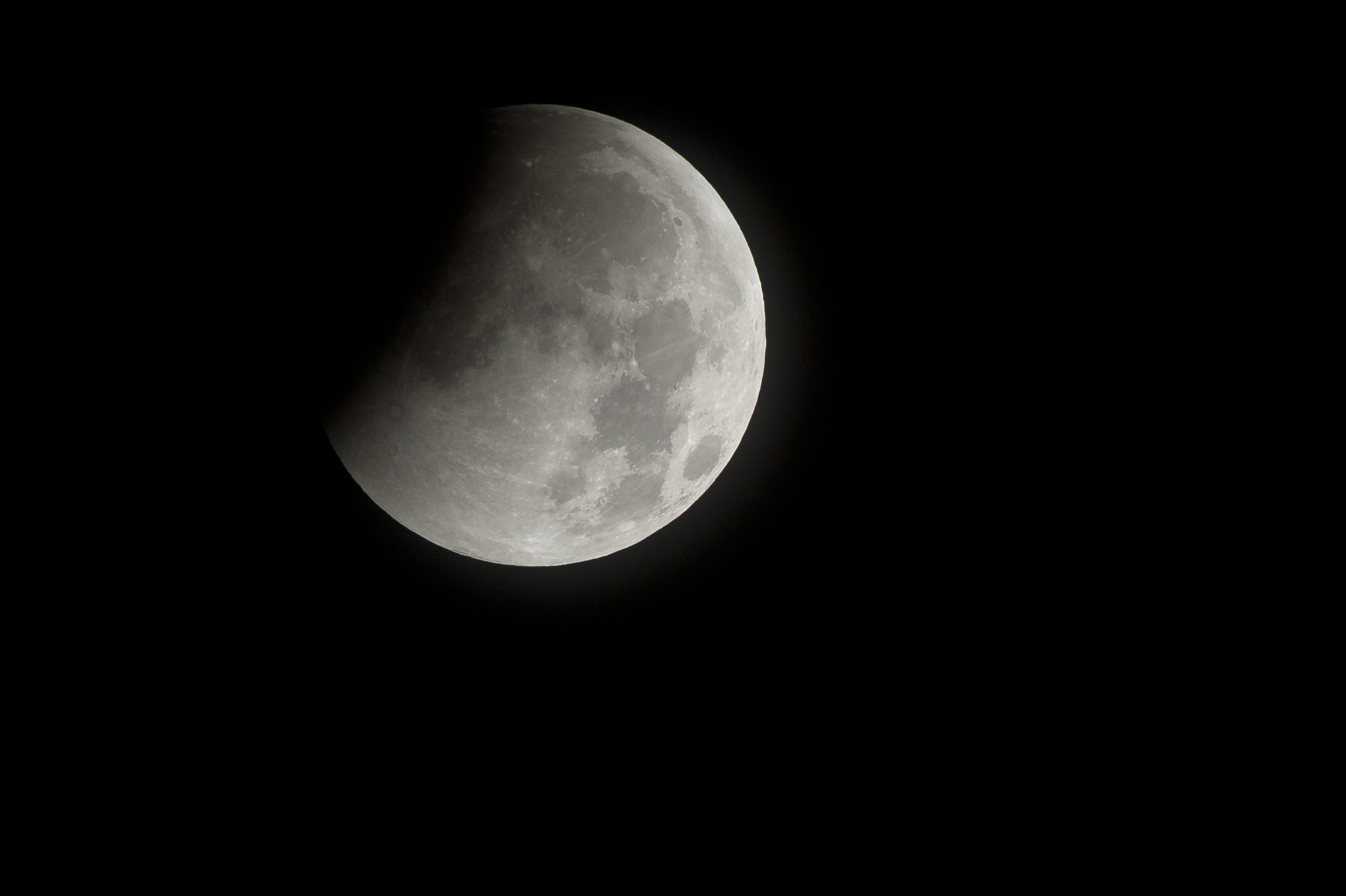 Eclissi parziale di luna: dove vederla? Lo spettacolo dopo il tramonto