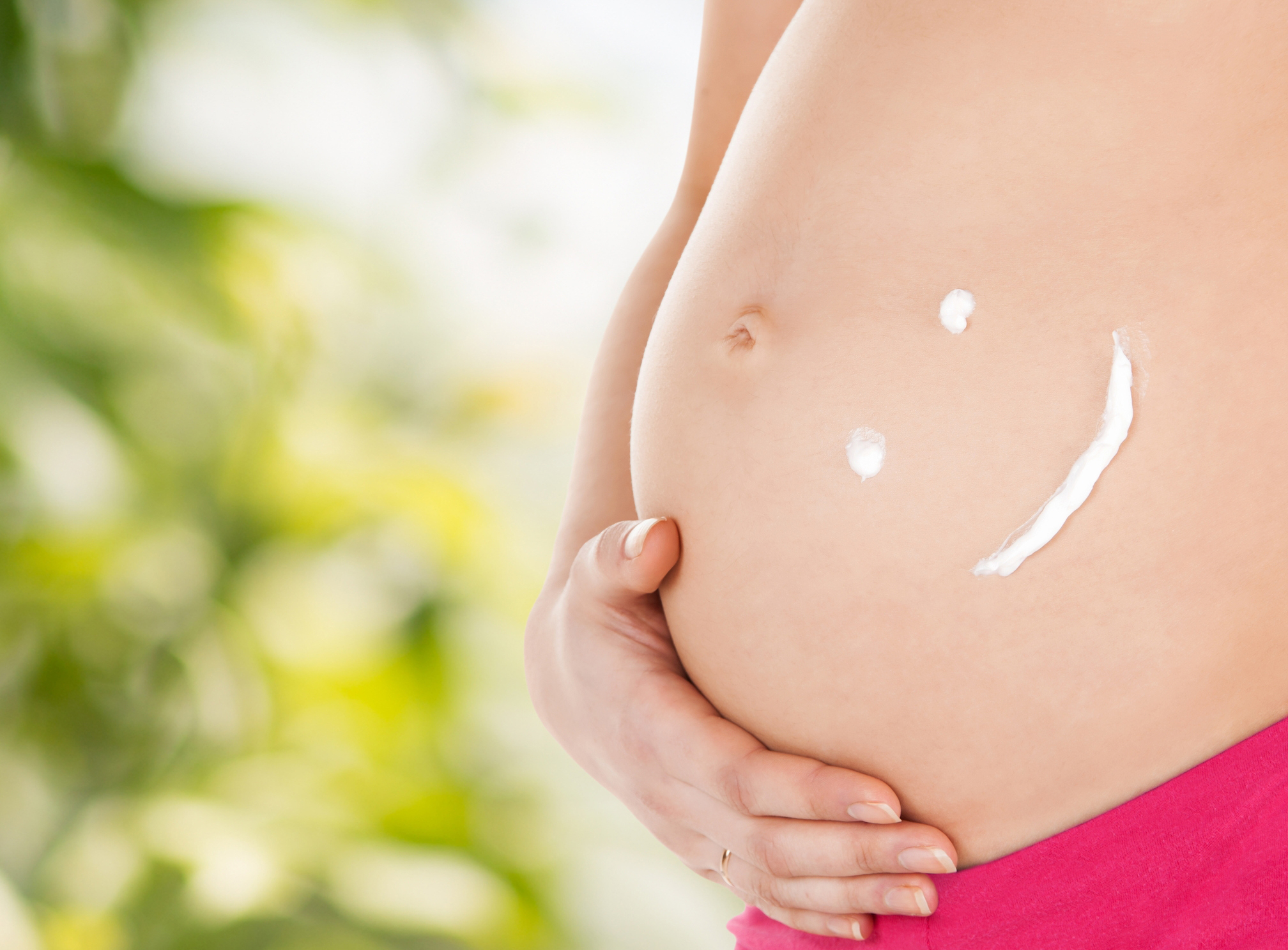 Creme elasticizzanti per il corpo in gravidanza: le migliori per evitare smagliature