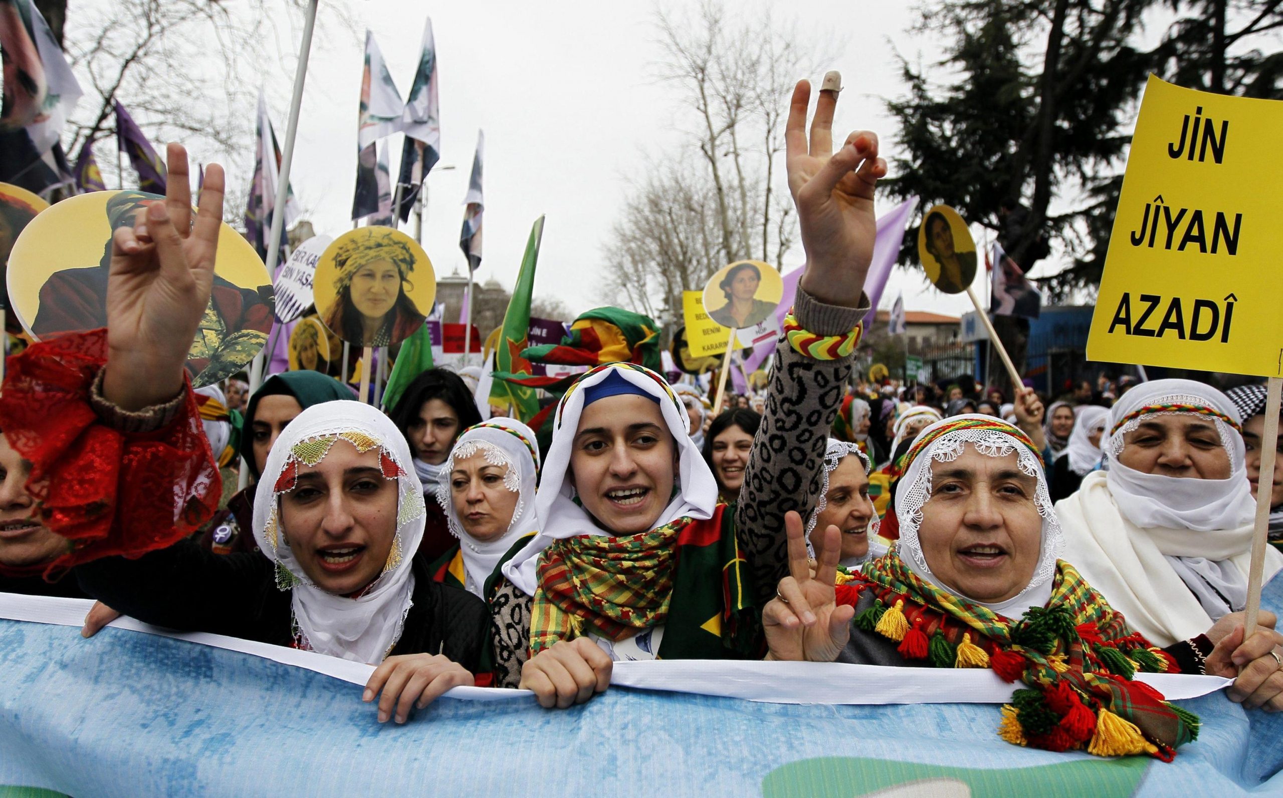 Turchia, le donne di Istanbul in marcia: “Ci vestiamo come ci pare”