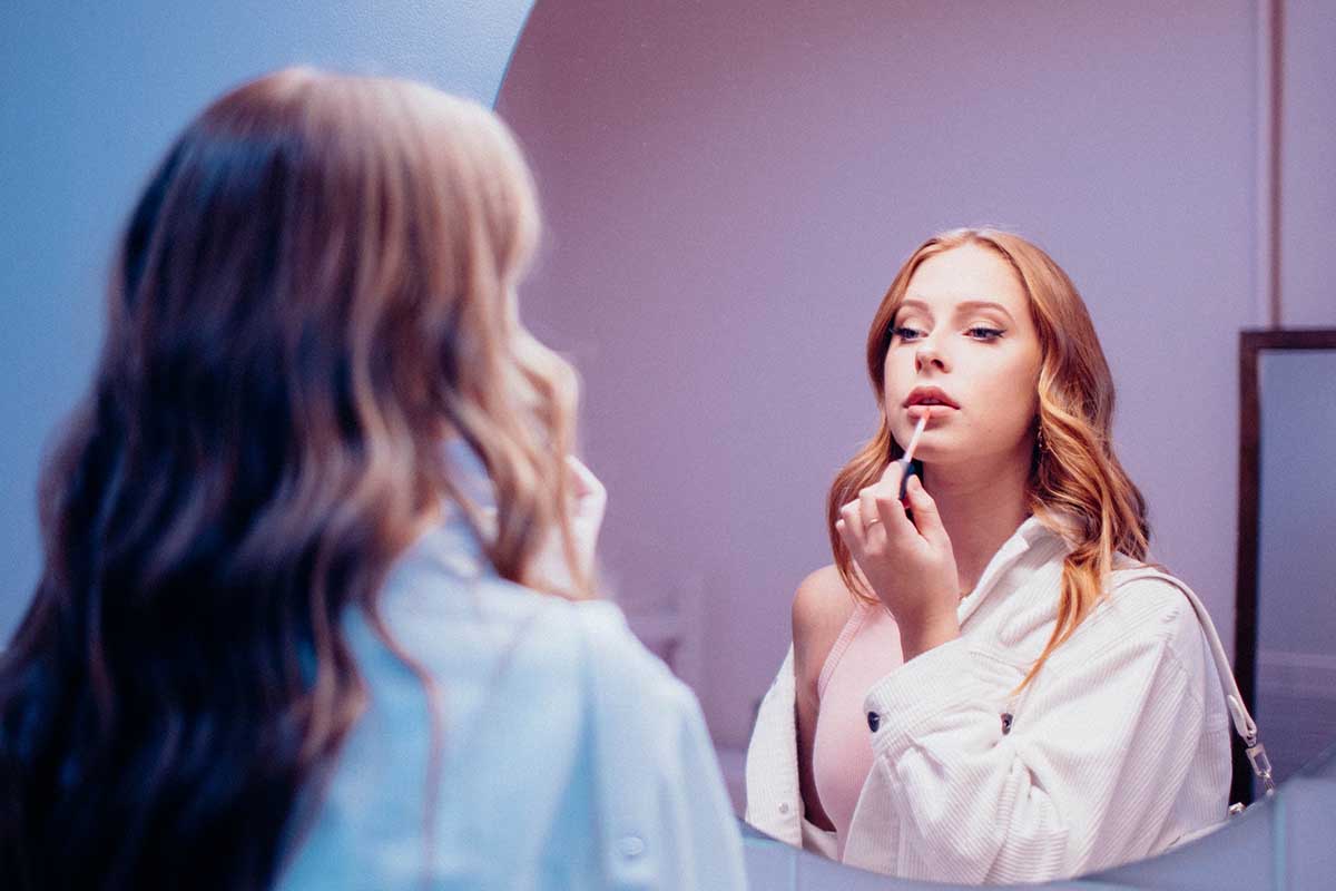 lipgloss ragazza specchio
