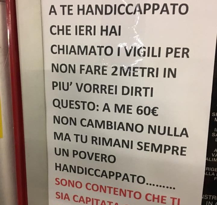 Multato per parcheggio posto disabili, lascia insulti