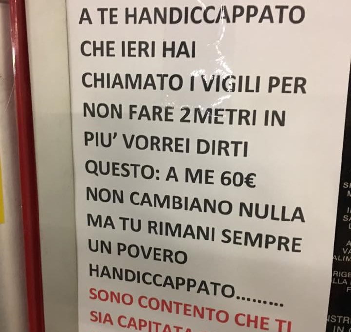 Ruba parcheggio a un disabile, multato lo insulta con un cartello: “Contento che ti sia capitata questa disgrazia”