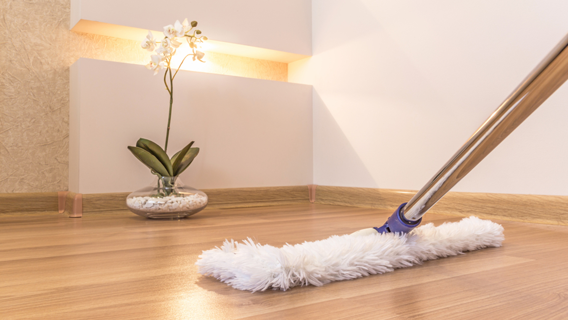 Come pulire i pavimenti in laminato o finto parquet: i rimedi