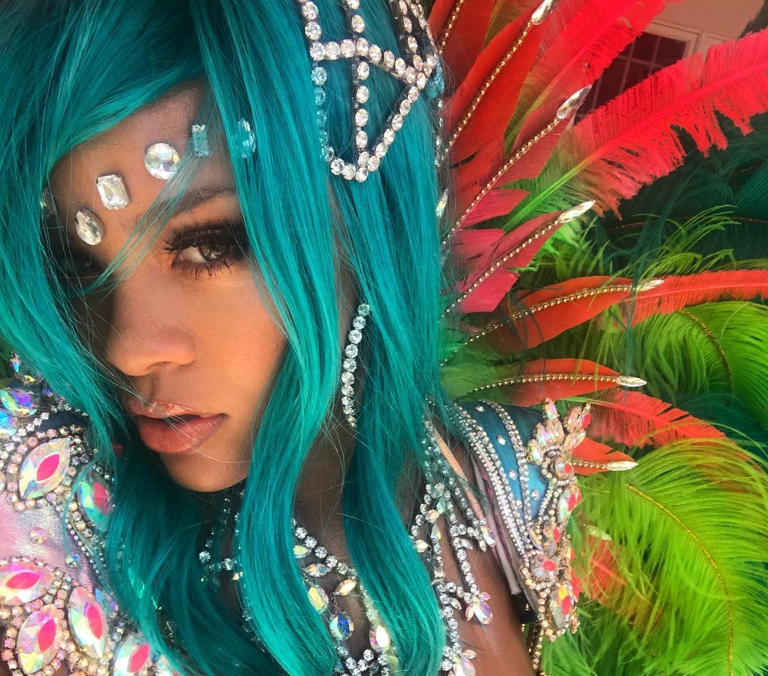 Rihanna risponde alle critiche e mostra le curve al Carnevale delle Barbados